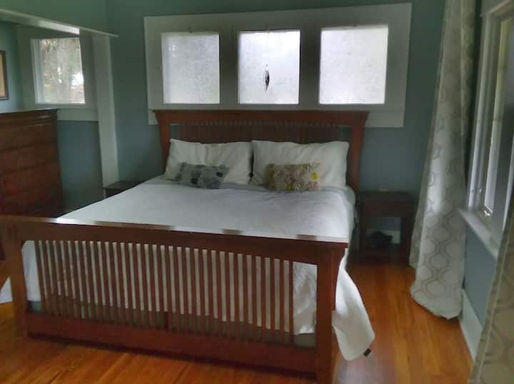 מאסטר מס '2 עם מלך, חדר אמבטיה, ארון, מאוורר תקרה, טלוויזיה זורמת/Wi - Fi.