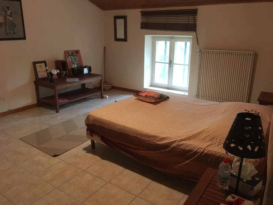 Grande chambre spacieuse, donnant sur le jardin, au calme ... salle d'eau et WC séparés sur le même étage