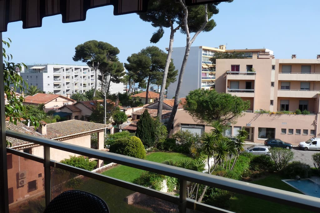 L'appartement est situé à 150 m de la mer, la terrasse de 10 m2 est exposée au Sud