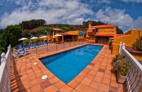 The houses of Lola and Rafael,  4 houses, 18 people
