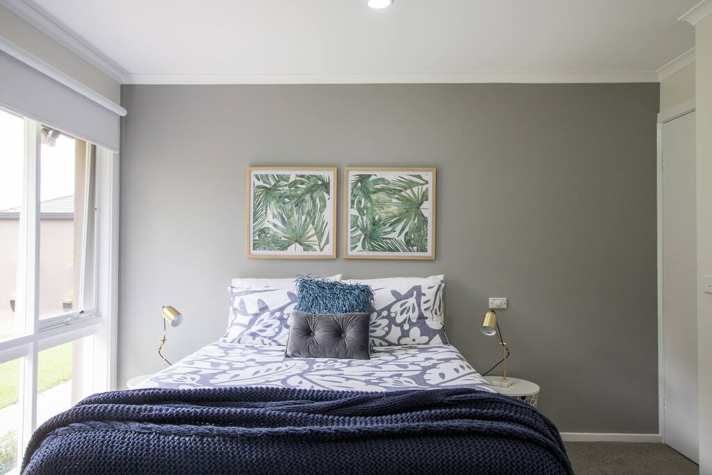 Deliciously comfy queen size bed with quality pillows & luxurious linen.