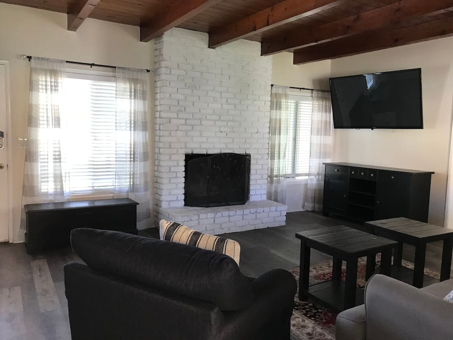 Living room - spacious, large flat-screen TV. Cable and wi-fi.