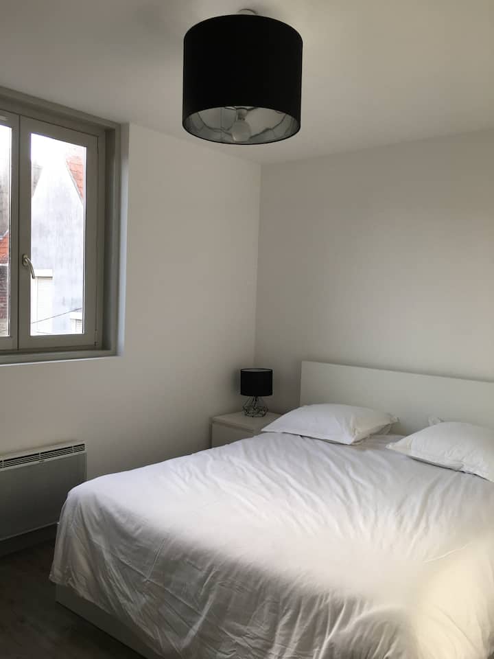 חדר שינה ראשון עם מיטה 160*200 ס"מ וחדר אמבטיה