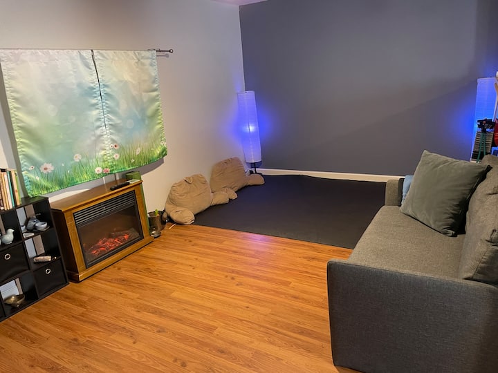 电视位于窗帘后面，可免费使用HBO、Netflix、Disney +和Spotify 