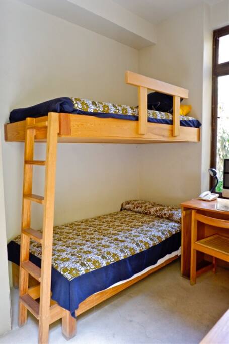 Habitación con Litera para dos personas con baño privado.