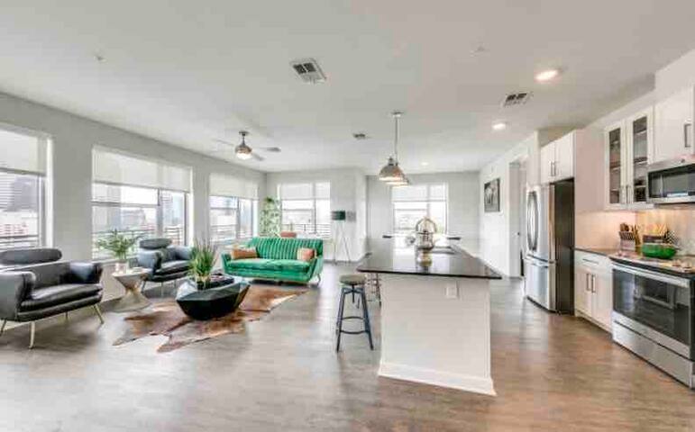 Luxury Penthouse centrally located! Top tier gallery image 2