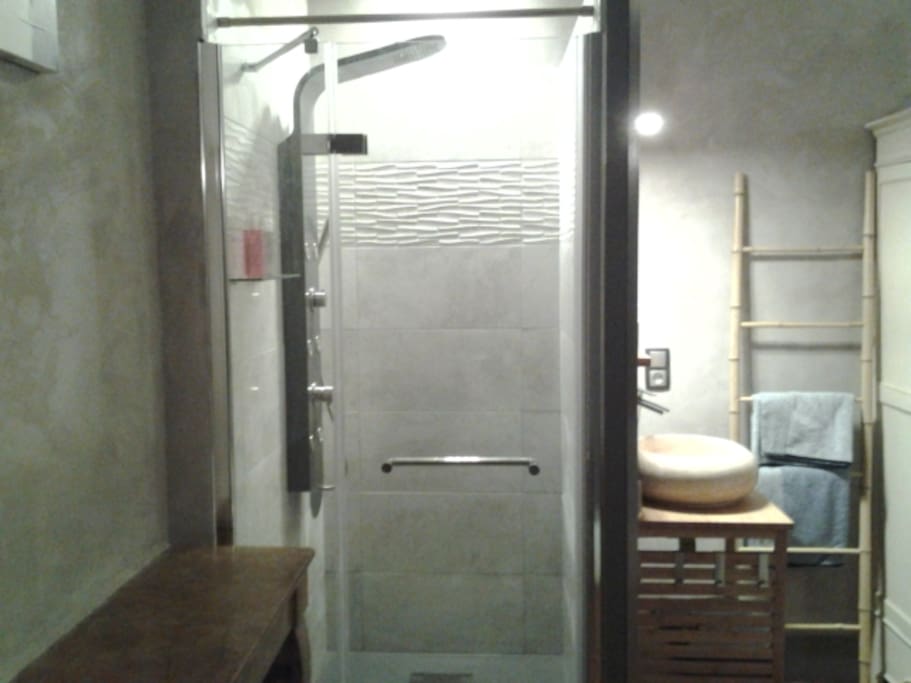 Douche et lavabo