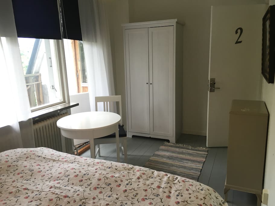 Balkongen delas med Rum nr 3.