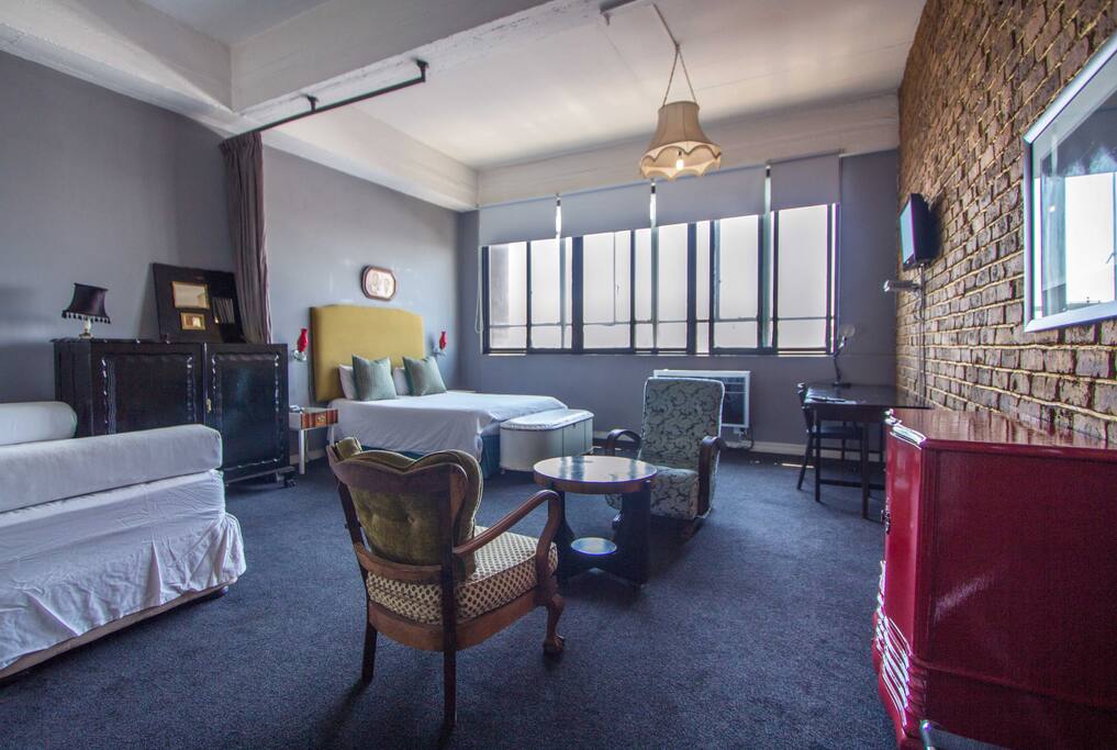 Bedroom & lounge