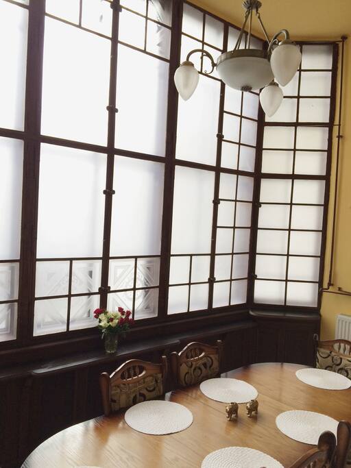 The unique dinning area comfortably seats 6 guests.