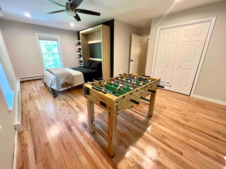 Este dormitorio con un espacio de trabajo dedicado y juegos se ubica en el segundo piso.