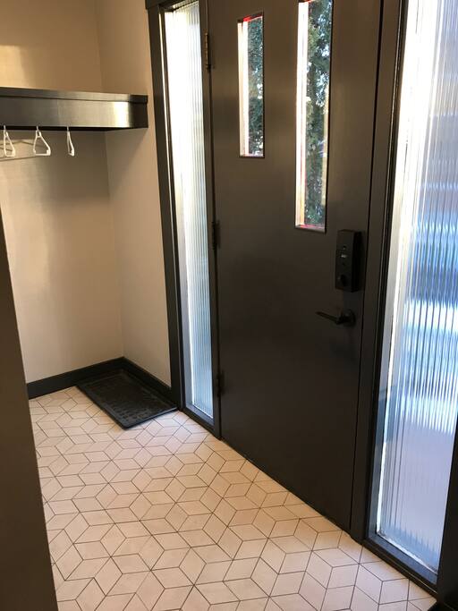 Large tiled Entrance - Please remove your footwear!
