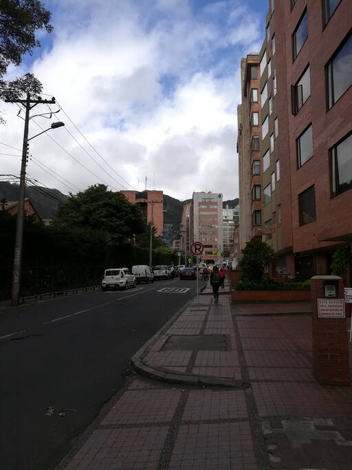 Calle donde se encuentra ubicado el apartamento, linda vista a los cerros orientales