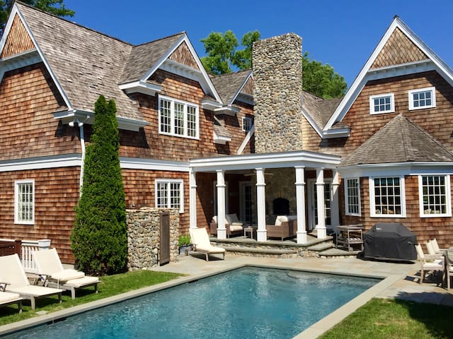 Luxury STEPS from East Hampton Village!