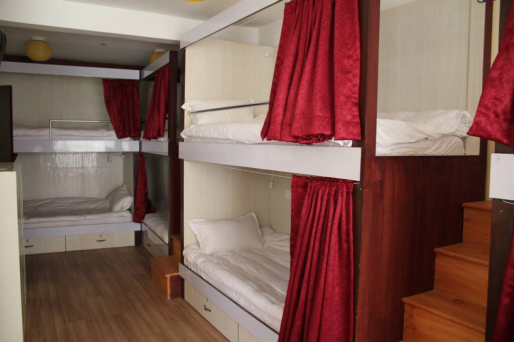 Lockable drawers & cupboard space.