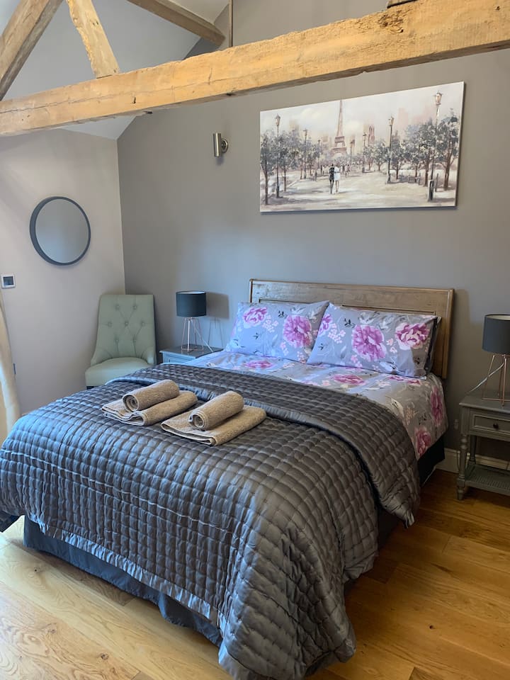 带2米宽双人床的主卧