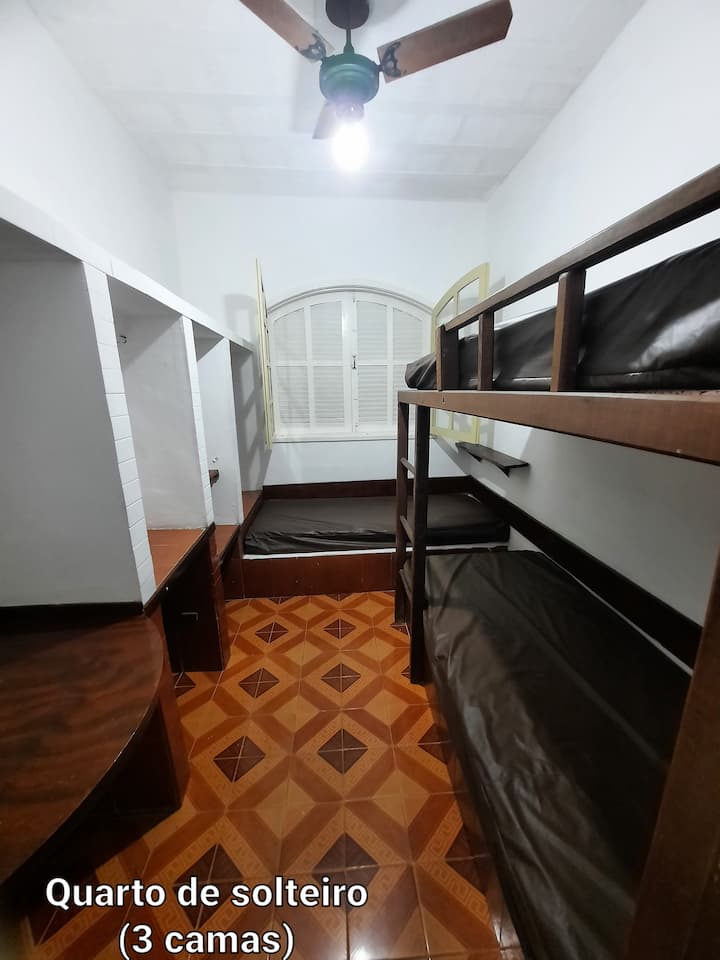 Dhoma e gjumit në katin e parë – Dhomë e trefishtë për beqarë 
- Ka: 3 krevate dykatësh, ventilator tavani dhe jastëkë.

* Shtrojat e krevatit, për qëllime ilustrimi * (Nuk ofrohen)