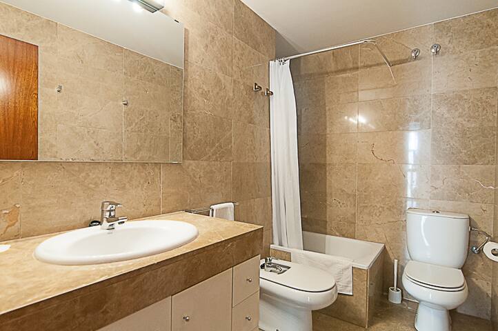 Sleeps 20 off Paseo de Gracia gallery image 4