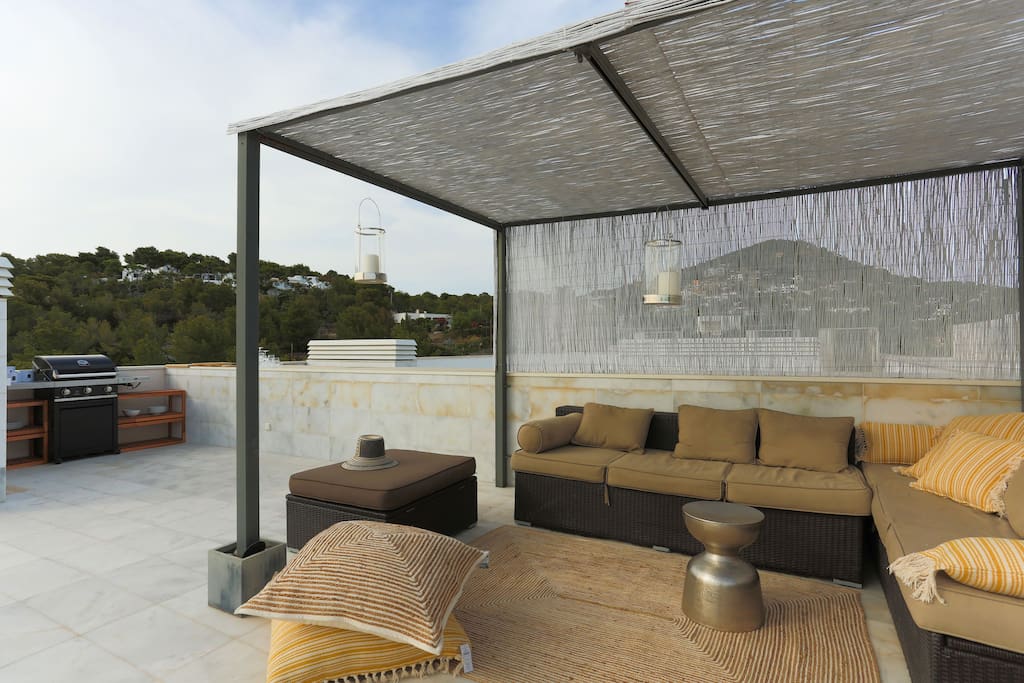 Roof terrace with comfortable seating and BBQ