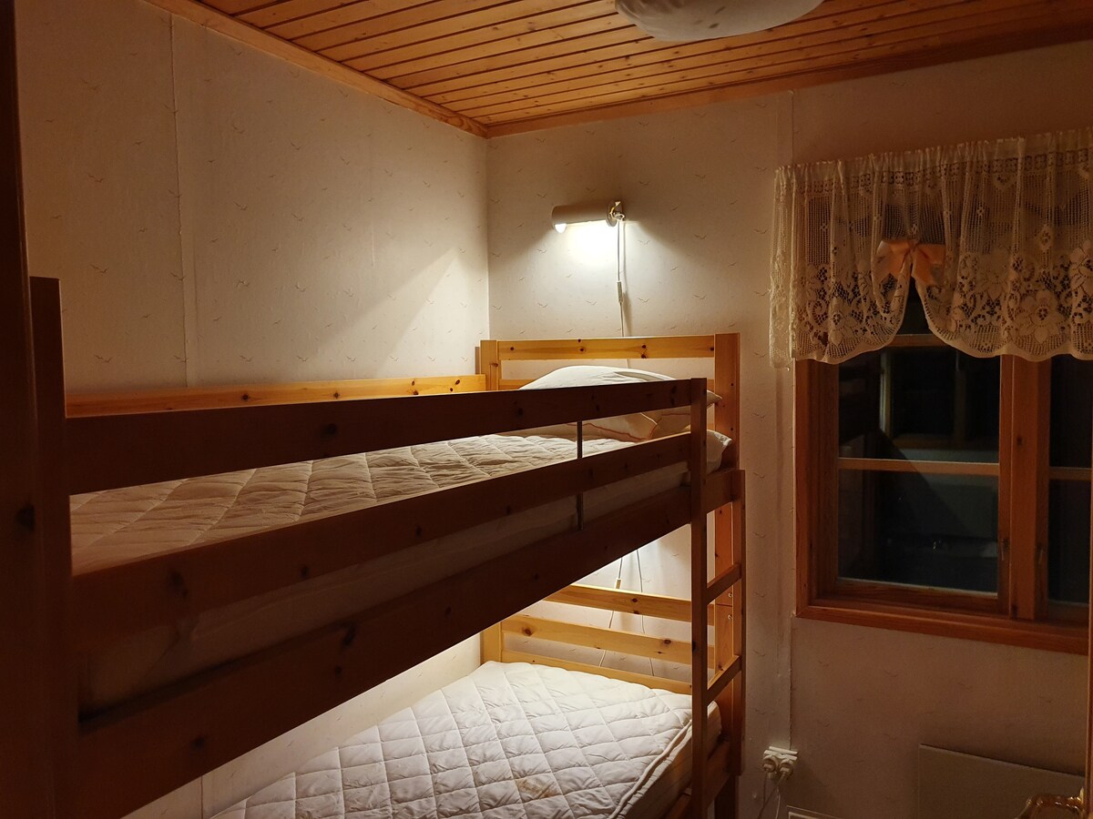 Პატარა საძინებელი ორსართულიანი საწოლითა და გარდერობით პირველ სართულზე