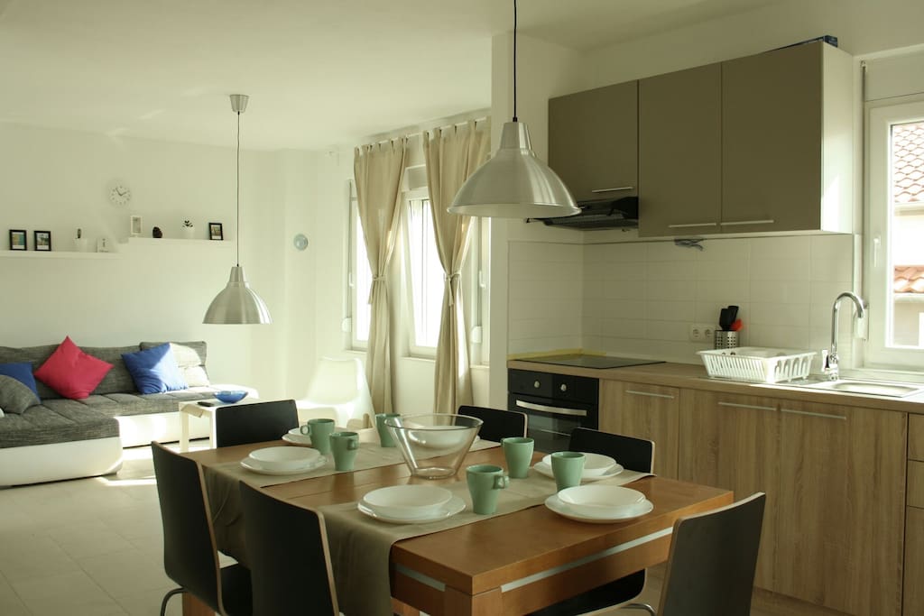 Fluid dining and living area
