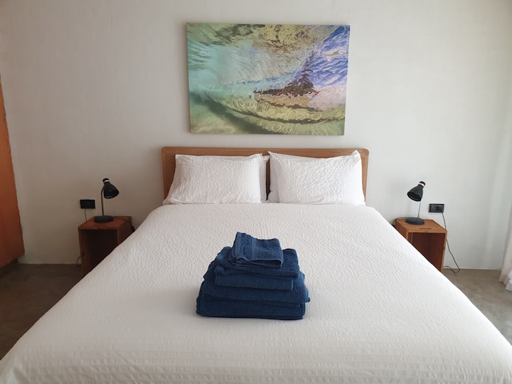 Cama tamaño queen , ventilador de techo con vistas al río. 