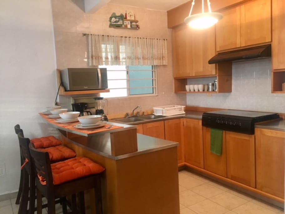 Cocina equipada con barra hacia el comedor