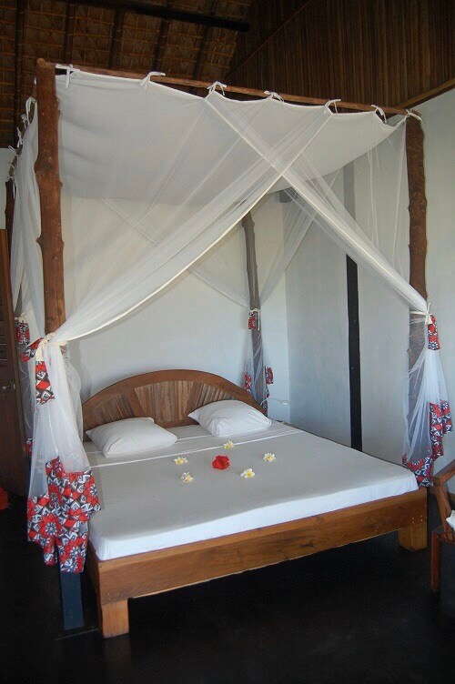 ორი „Cool Cool“ ოთახიდან ერთ‑ერთი.
ორგანული ბამბის საწოლი king‑size ზომის, საწოლიდან ზღვის ხედი