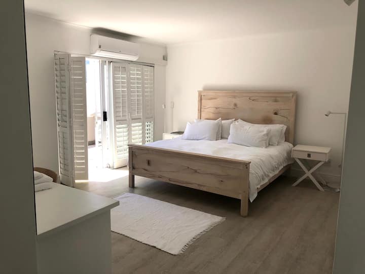 Chumba kikuu cha kulala chenye kitanda cha ukubwa wa king. Chumba kilicho na bafu.