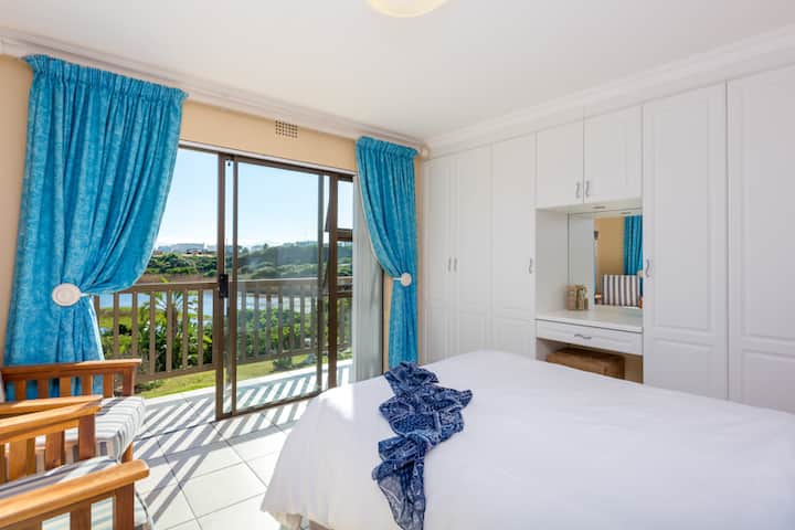 Chumba 1 cha kulala
kiko kwenye usawa wa chini, kikiwa na roshani yake. 