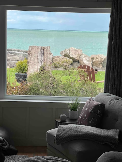 Top Airbnb: Book Wine And Sinker Lakeview Pet Friendly, Hottub in Leamington