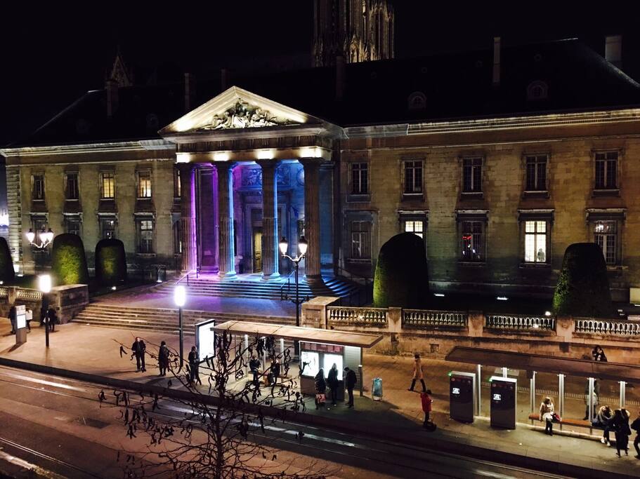Vue sur le palais de justice avec en arrière-plan la cathédrale de Reims.