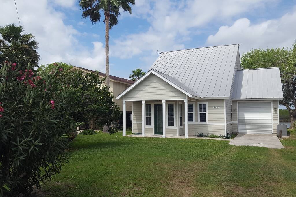 Beautiful waterfront home! Come to relax and do some fishing!