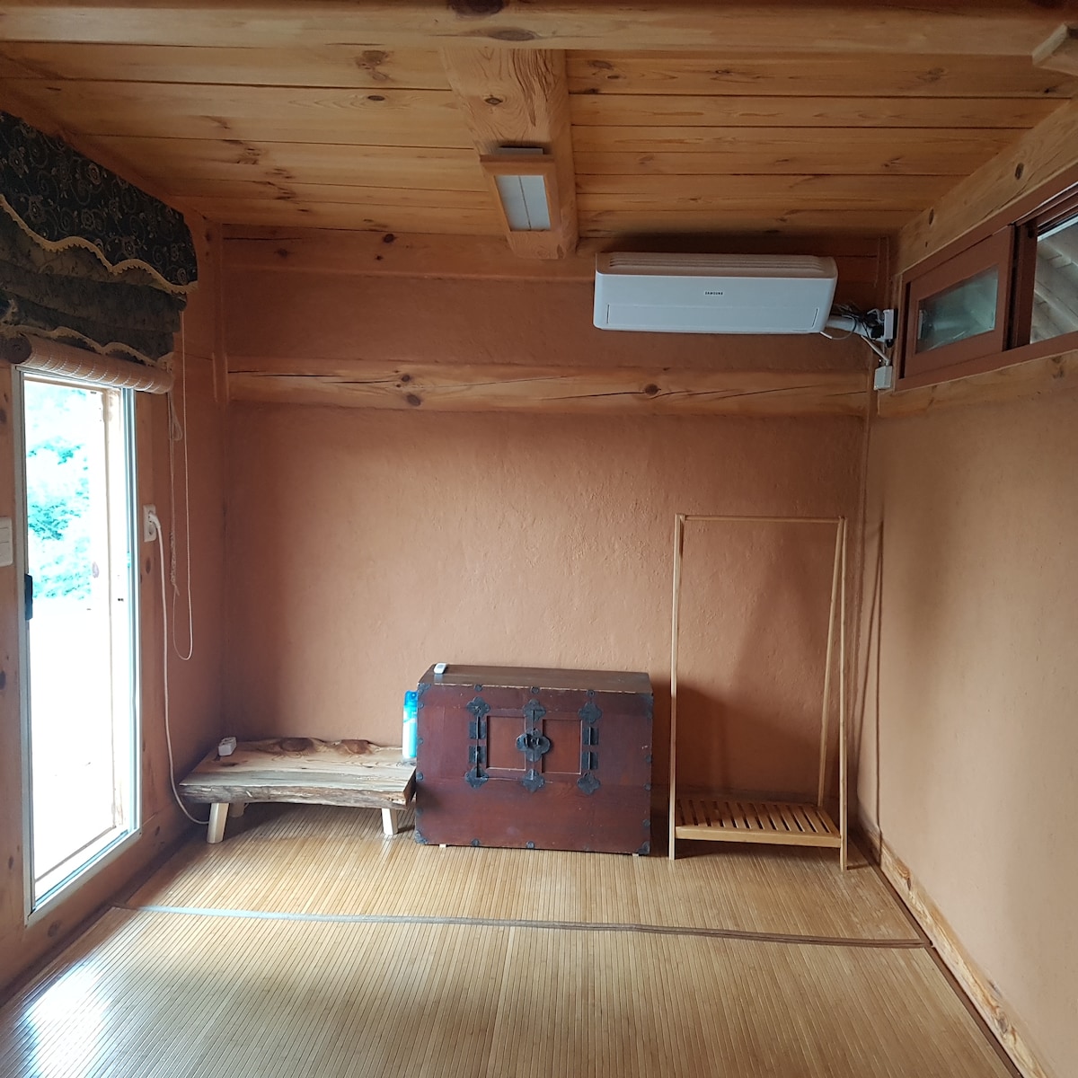 Dit is het interieur van de Hangrangchae-kamer.
Aan de linkerzijde de dennenhouten tafel gemaakt door de gastheer en 
Toen de oma van de gastheer tot het huwelijk kwam en het gebruikte,
Oud, dennenhout, oude halfschaal
Er is hier een ark.