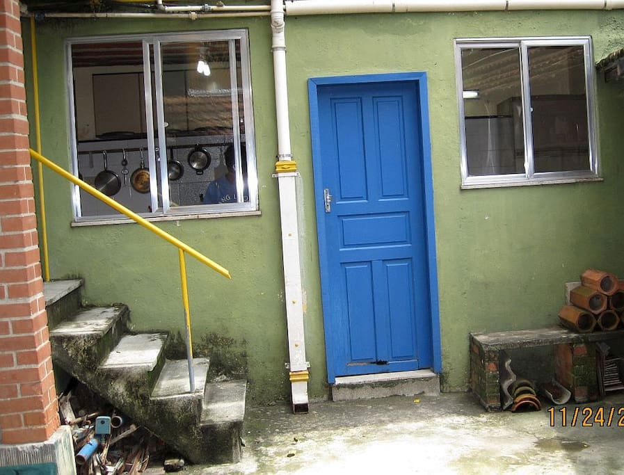 Entrada da Cozinha (no andar inferior), e escada de acesso ao andar superior