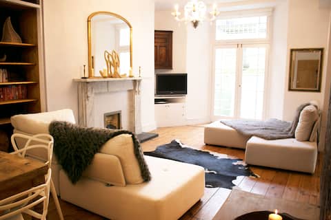 Popular Airbnb listing: Clifton Village Victoria Sq Large Apt 2 Bed/2 Bath in Clifton