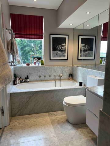 Large waterside home 15 mins from central London gallery image 4