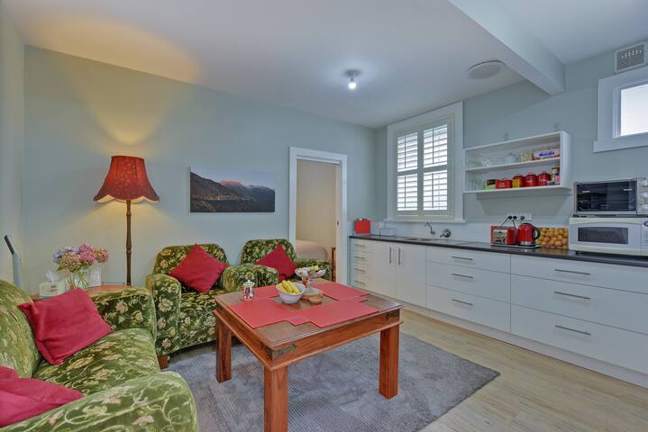 Waratah Cottage at Mt Lyell Anchorage