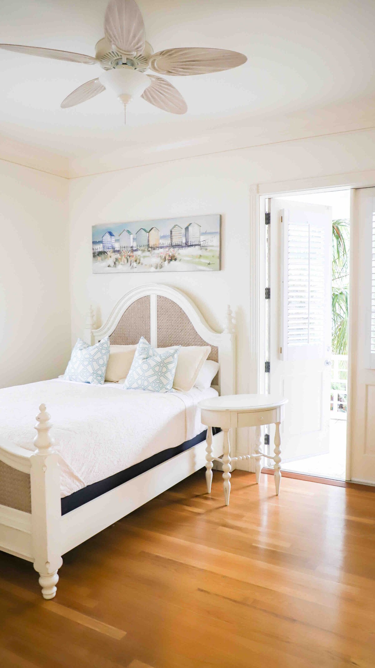 2楼标准双人床卧室，带套房浴室。 双层法式门通往带座椅的户外露台、大吊床、户外电视（ Star Bright ）、室内电视、衣柜和小梳妆台。  壁橱里有瑜伽设备。