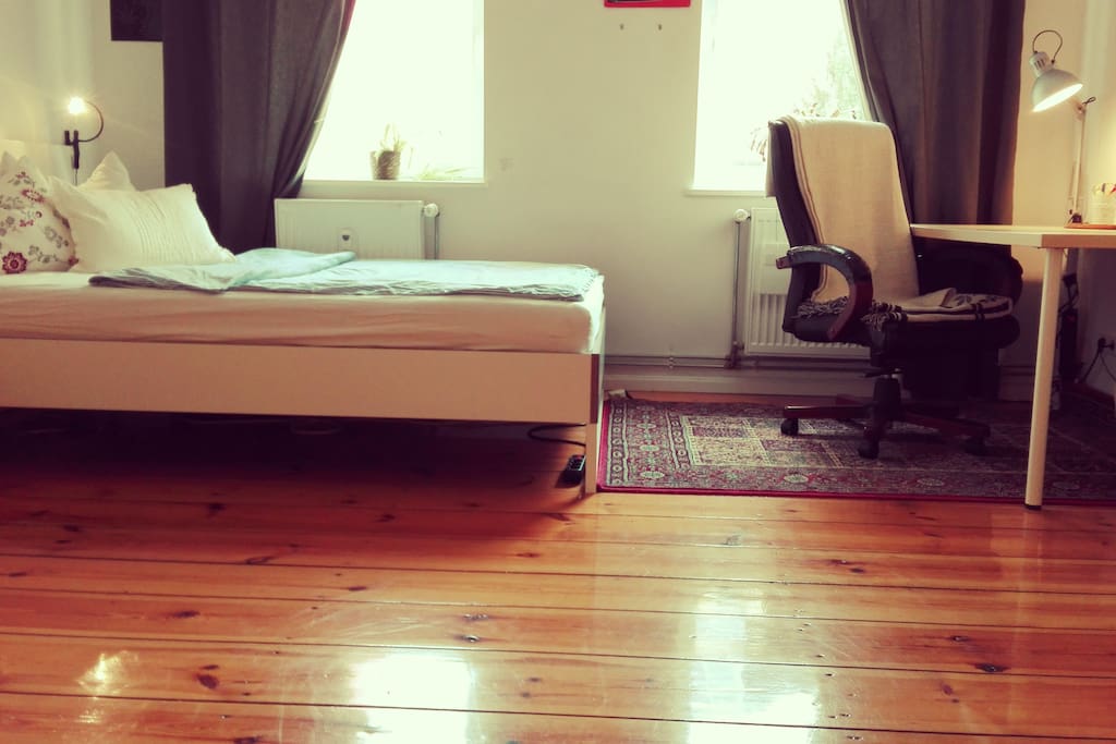 Das sehr bequeme Bett bietet Platz für maximal zwei Personen.