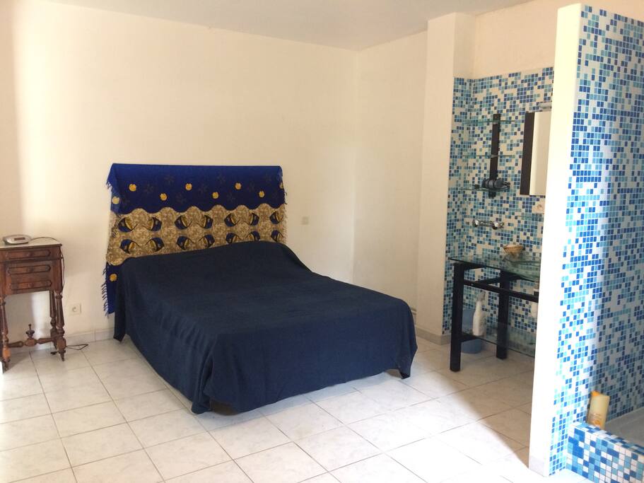 Grande chambre avec salle d'eau