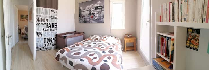 Zapadna spavaća soba, krevet 140 x 190, s pogledom na terasu uz zalazak sunca... 