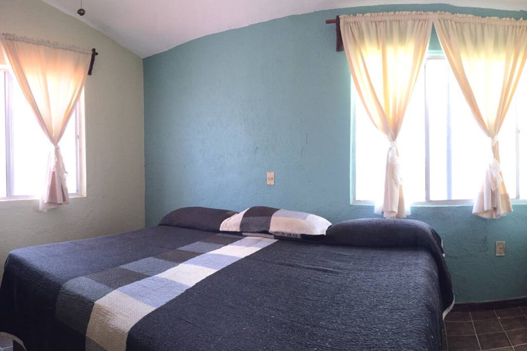 Cuenta con 6 cuartos, todos con baño propio y amplias camas.