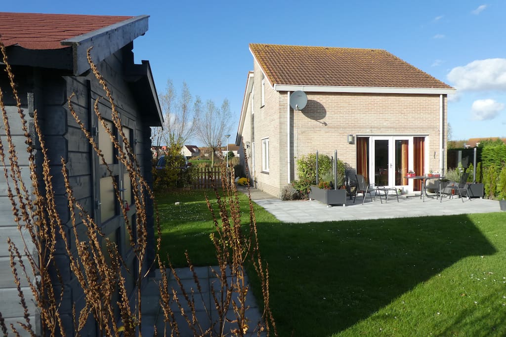Gartenansicht mit Hütte