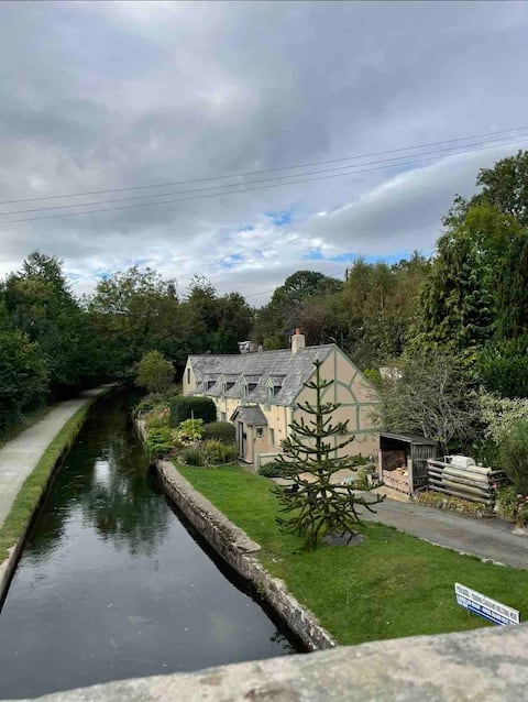 Stunning Canal Side Cottage in Llangollen.