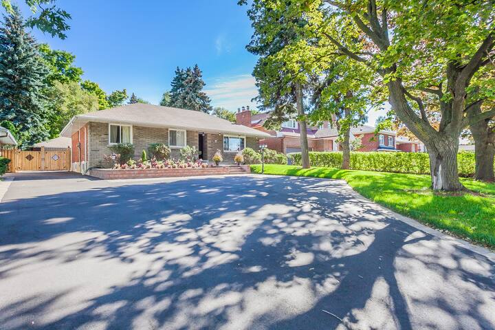 Newly cozy beauty house huge backyard-Oasis in GTA gallery image 2