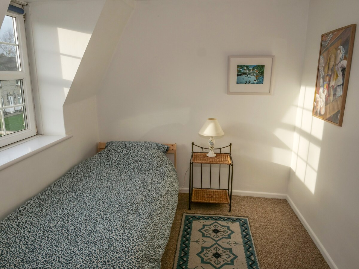 חדר שינה יחיד בקומה העליונה - יכול להפוך לחדר זוגי 