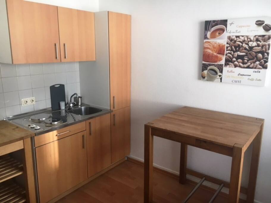 Kleine Küche mit Kühlschrank und 2 Kochplatten