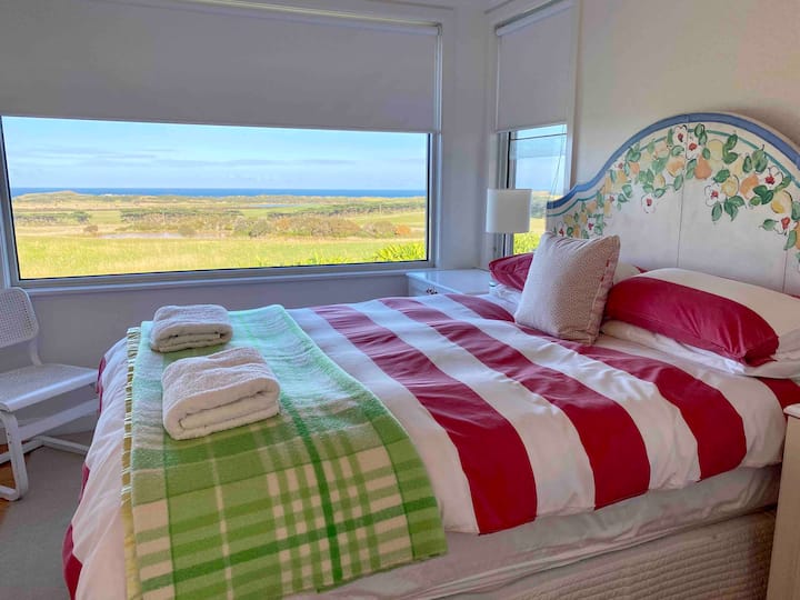 Spavaća soba 1 ima prekrasan pogled na krajolik i tjesnac Bass.
Sve su spavaće sobe i kupaonice centralno grijane, a kreveti imaju dodatnu vunenu deku i ručnik.
Nema potrebe za spuštanjem sjenila kao nitko osim ograde i mora ispred