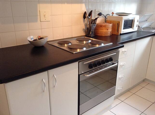 Beautiful Art Deco apartment in Gardens, Cape Town gallery image 5